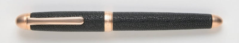 Nakaya Geitenkrimpleer verpakte pen (zwart en mat roze goud)